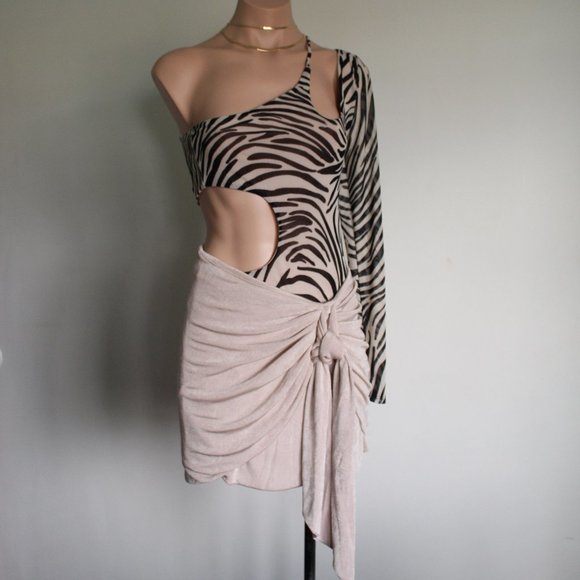 🆕️It Girl Collection// Taupe Skirt - Picture 8 of 10